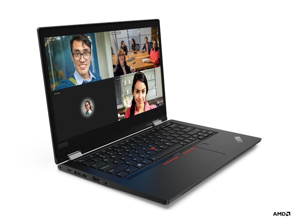 Ein Laptop zeigt ein Videokonferenzfenster mit vier Personen, die sich unterhalten.