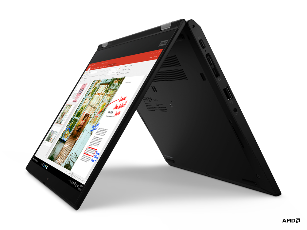 Ein schwarzer Laptop ist aufgeklappt, die Bildschirme bilden ein V.