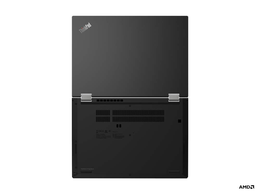Ein offener schwarzer Laptop mit ThinkPad-Logo auf dem Deckel und Lüftungsschlitzen.