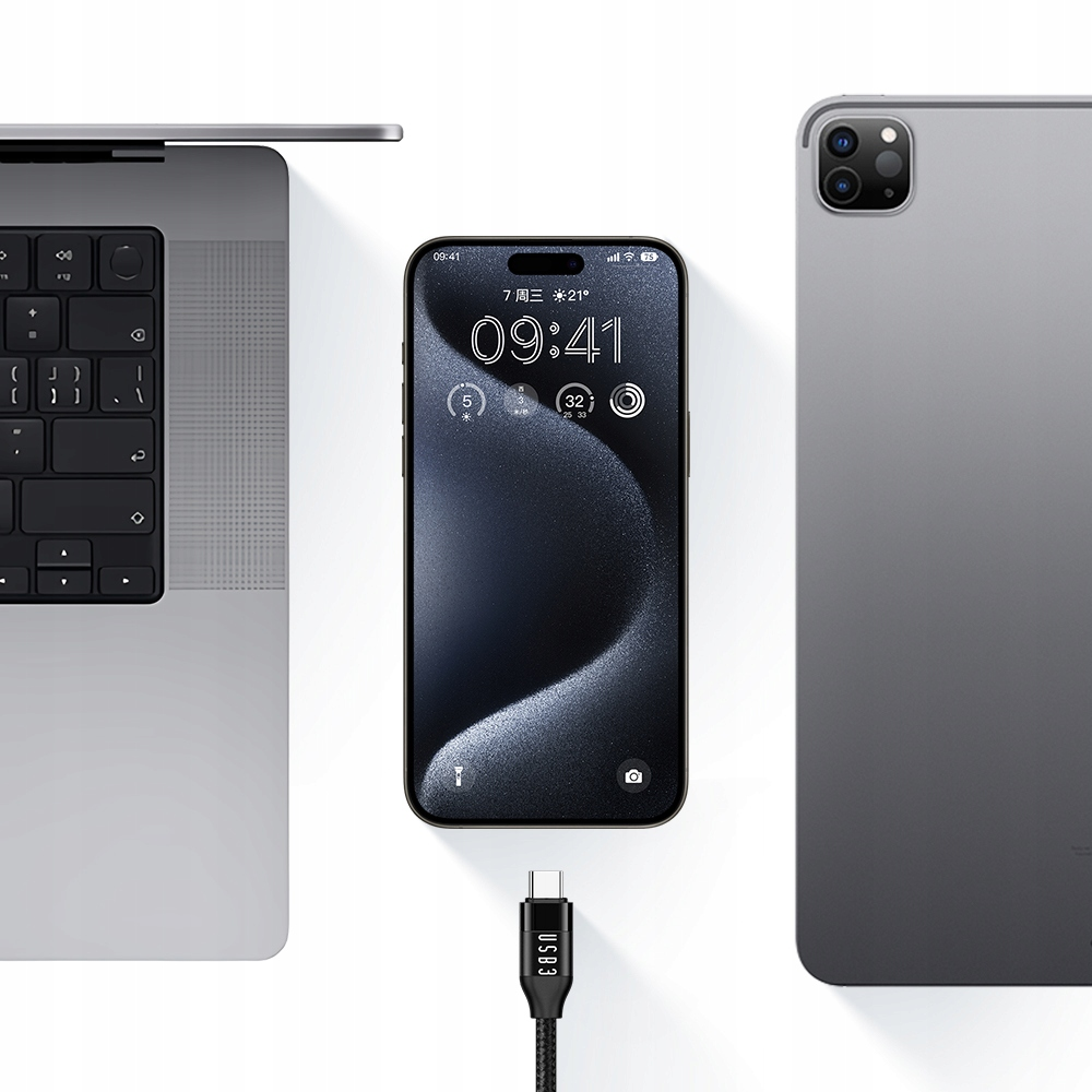 Yan yana dizilmiş bir dizüstü bilgisayar, akıllı telefon ve tablet. USB-C kablosu bunları bağlıyor.