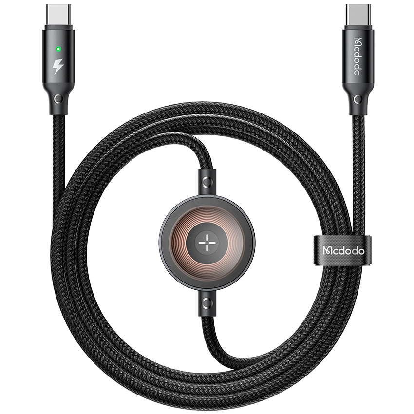 Ortasında dairesel manyetik adaptörü olan siyah USB-C kablosu.