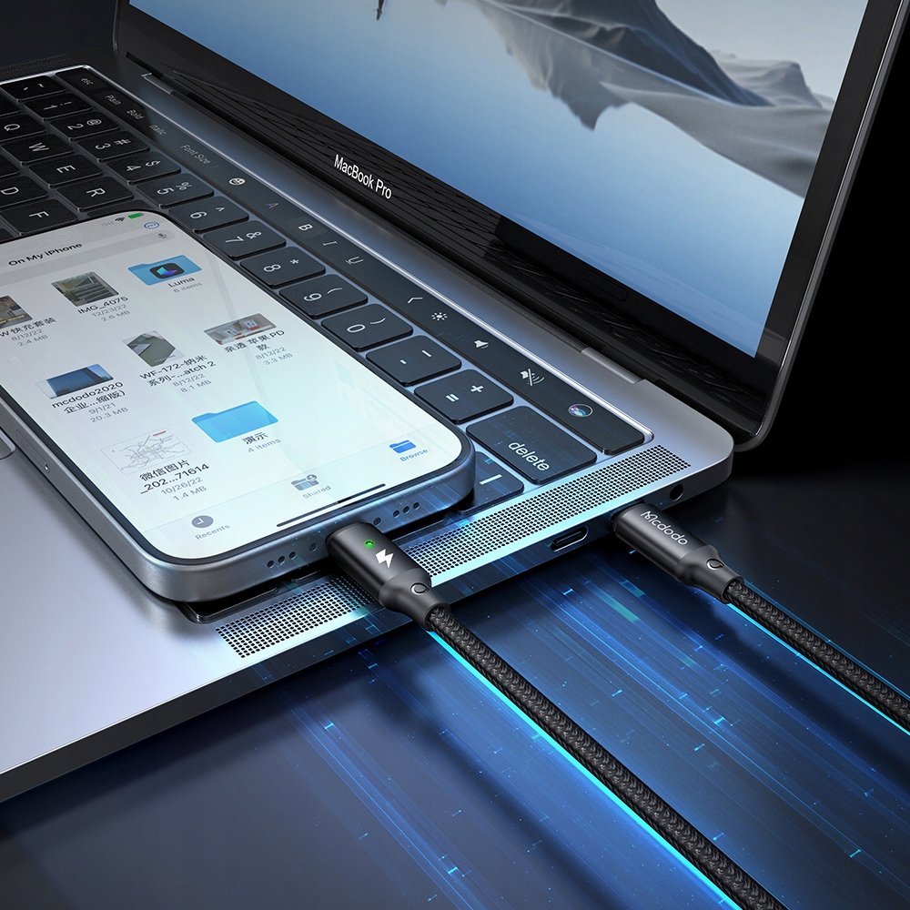 Bir telefon, dizüstü bilgisayara bağlı bir USB-C kablosu aracılığıyla şarj oluyor.