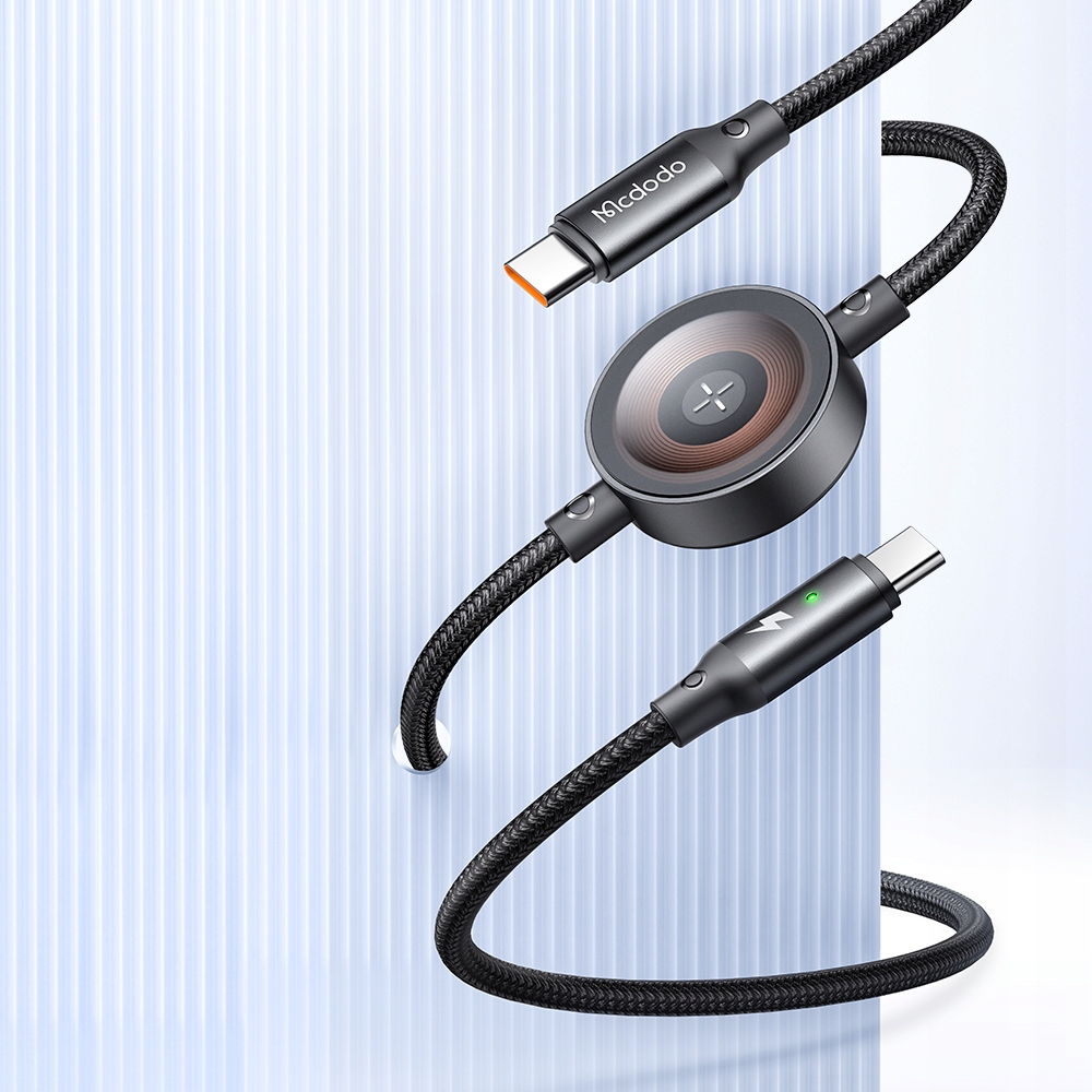Mavi çizgili arka plan üzerinde merkezi dairesel göbeğe sahip siyah Mcdodo USB-C şarj kablosu.