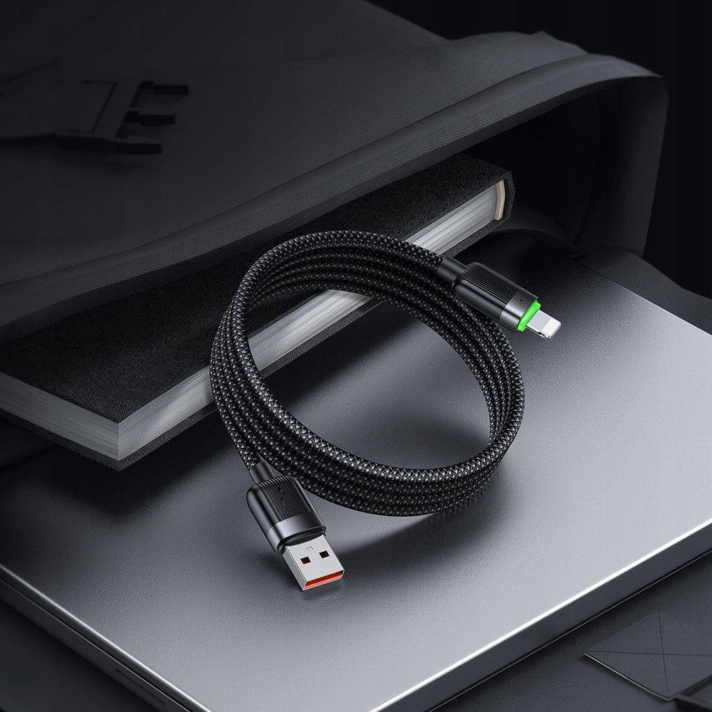 USB-A ve Lightning konektörlü, sarılı siyah örgülü şarj kablosu.
