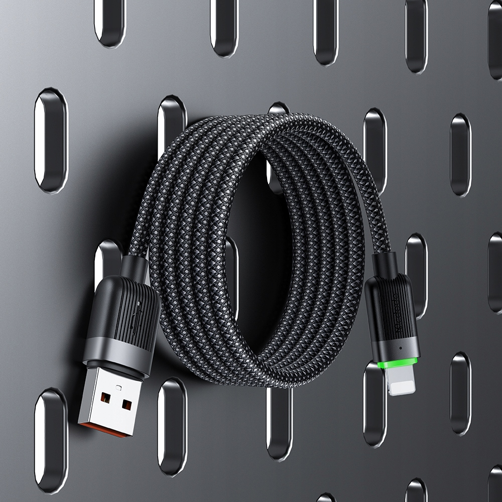 Delikli bir panoya sarılmış siyah örgülü USB kablosu.