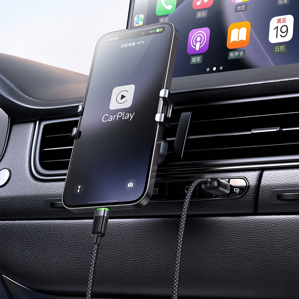 CarPlay'li bir akıllı telefon araç montajında şarj oluyor.