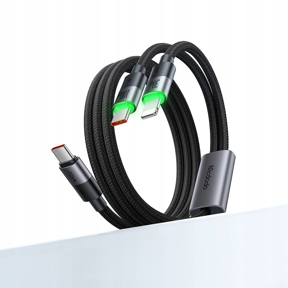 Yeşil ışıklı siyah Mcdodo şarj kablosu, USB-C ve Lightning konektörlü.