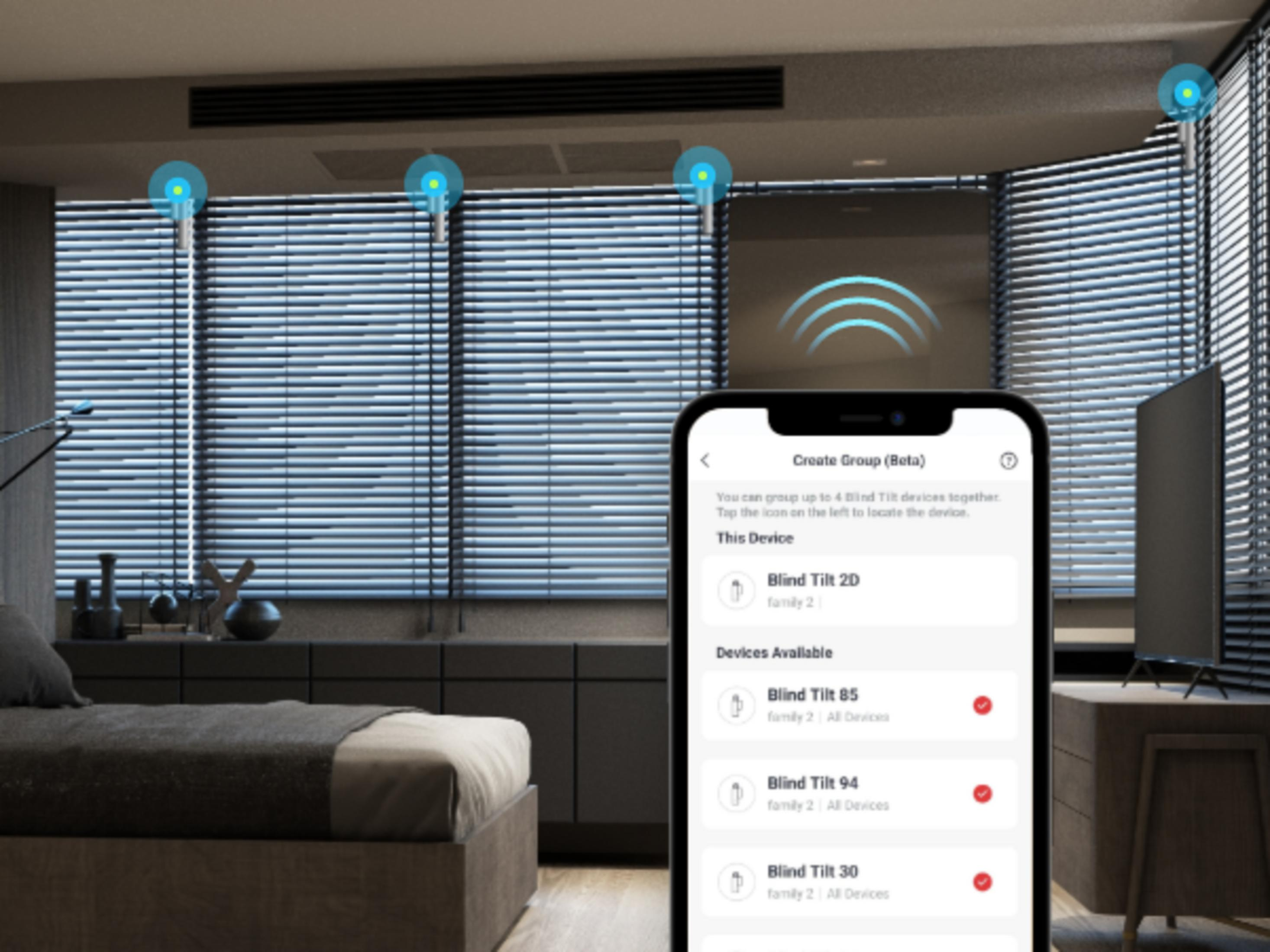 Ein Smartphone zeigt eine App zum Erstellen einer Gruppe von Rollladenantrieben an.
