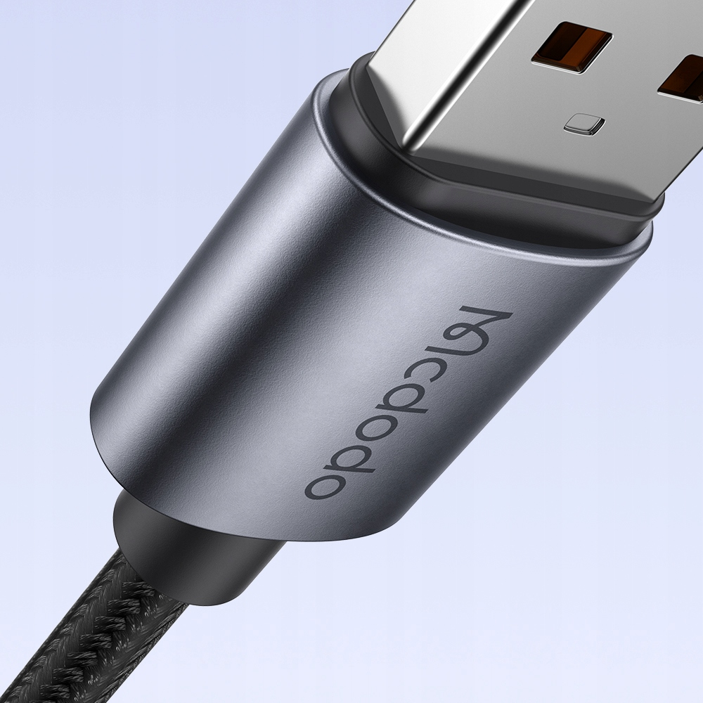 Yakın çekim gri USB kablosu "Mcdodo" logosuyla.