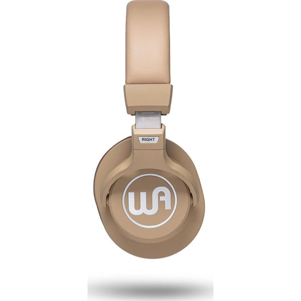 Un paio di cuffie beige con il logo 'wa' sull'auricolare destro.