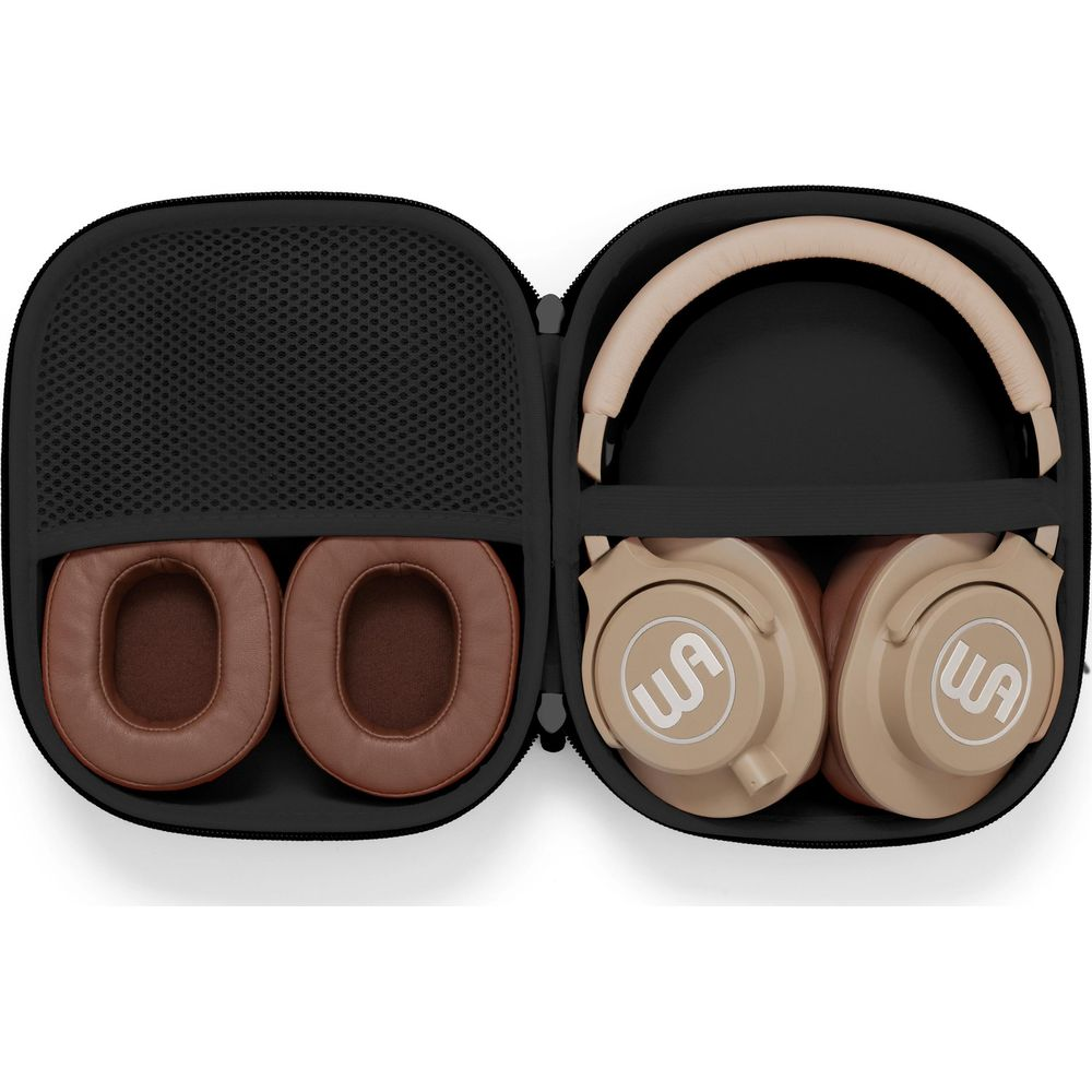 Cuffie beige in custodia nera con tasca in rete e cuscinetti auricolari.