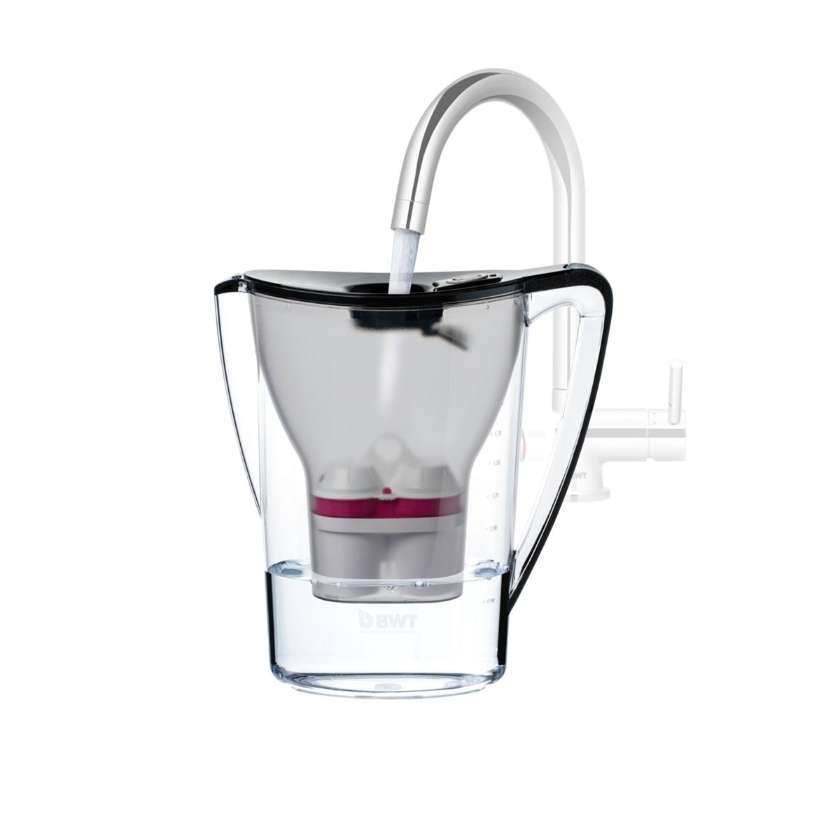 Ein Wasserfilterkrug mit einem Wasserhahn, der Wasser in den oberen Trichter füllt.