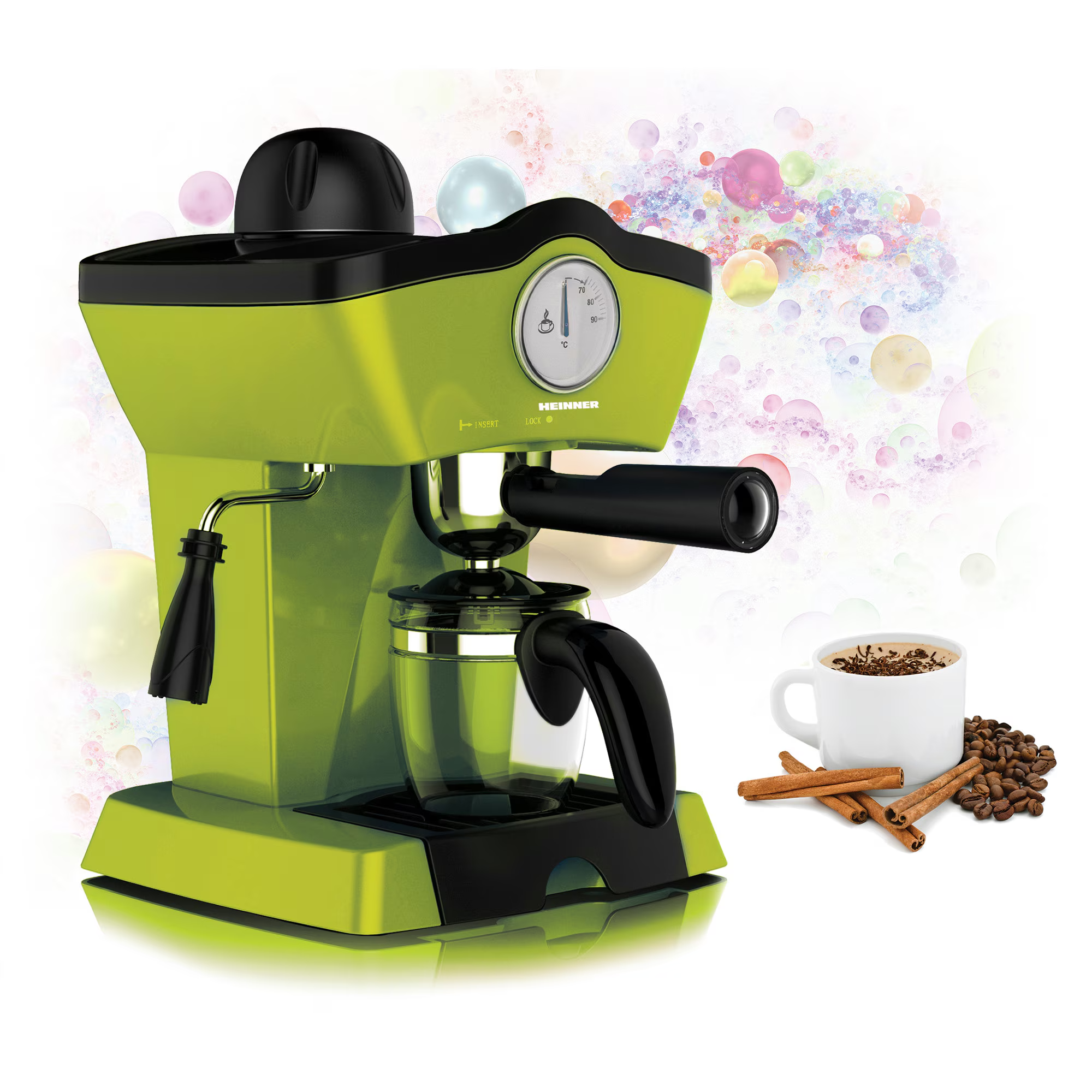 Grüne Espressomaschine mit weißer Tasse Kaffee, Bohnen und Zimtstangen.