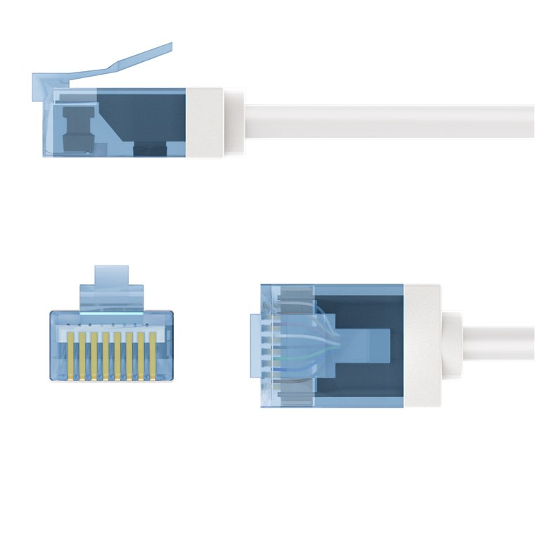 Nahaufnahme eines transparenten blauen Netzwerksteckers mit weißen Kabeln.