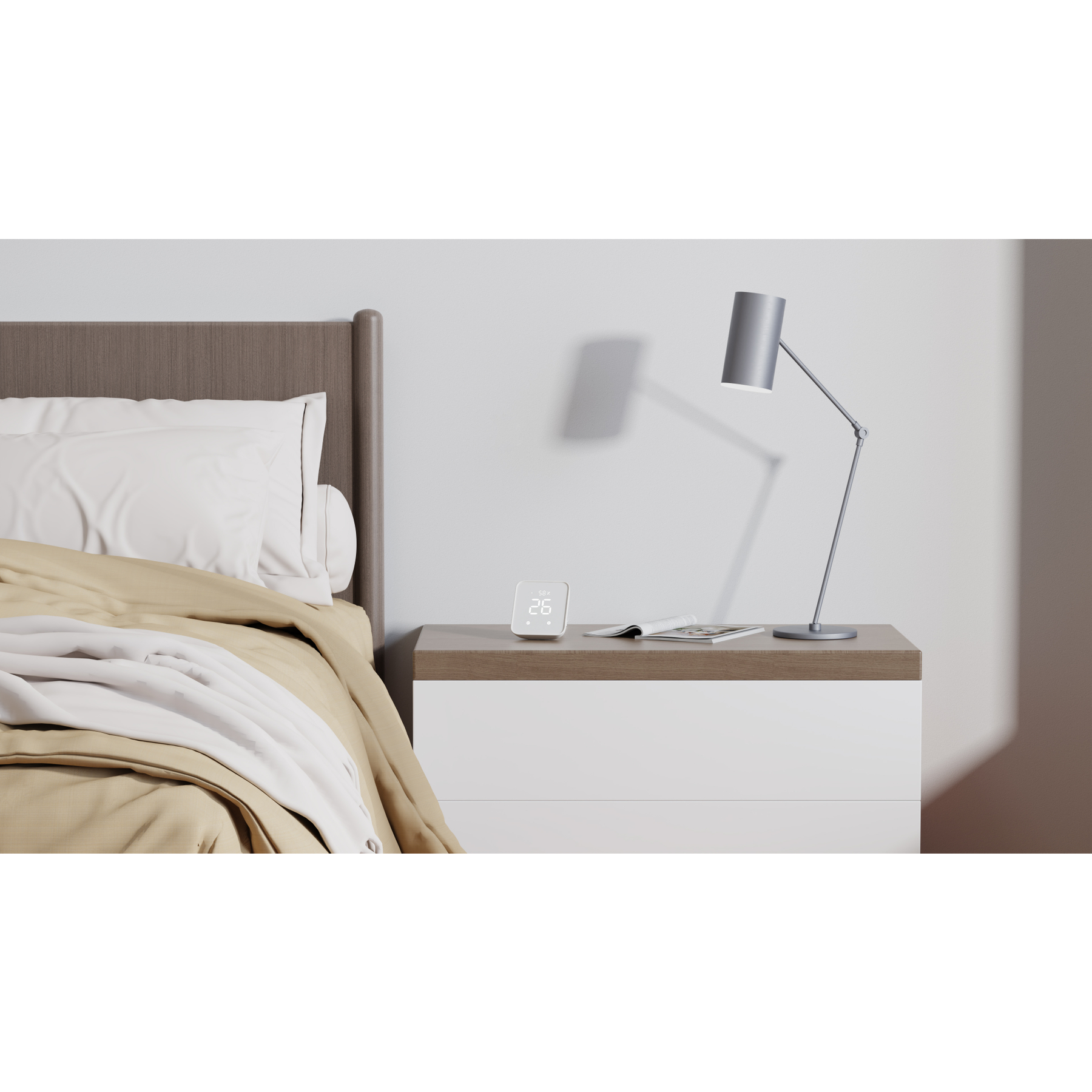 Ein Nachttisch mit einem digitalen Thermometer und einer Lampe neben einem Bett.