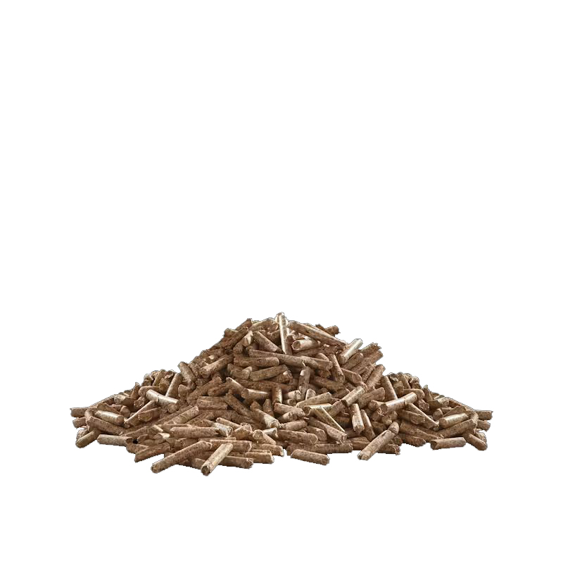 Ein Haufen brauner Holzpellets liegt auf einem weißen Hintergrund.