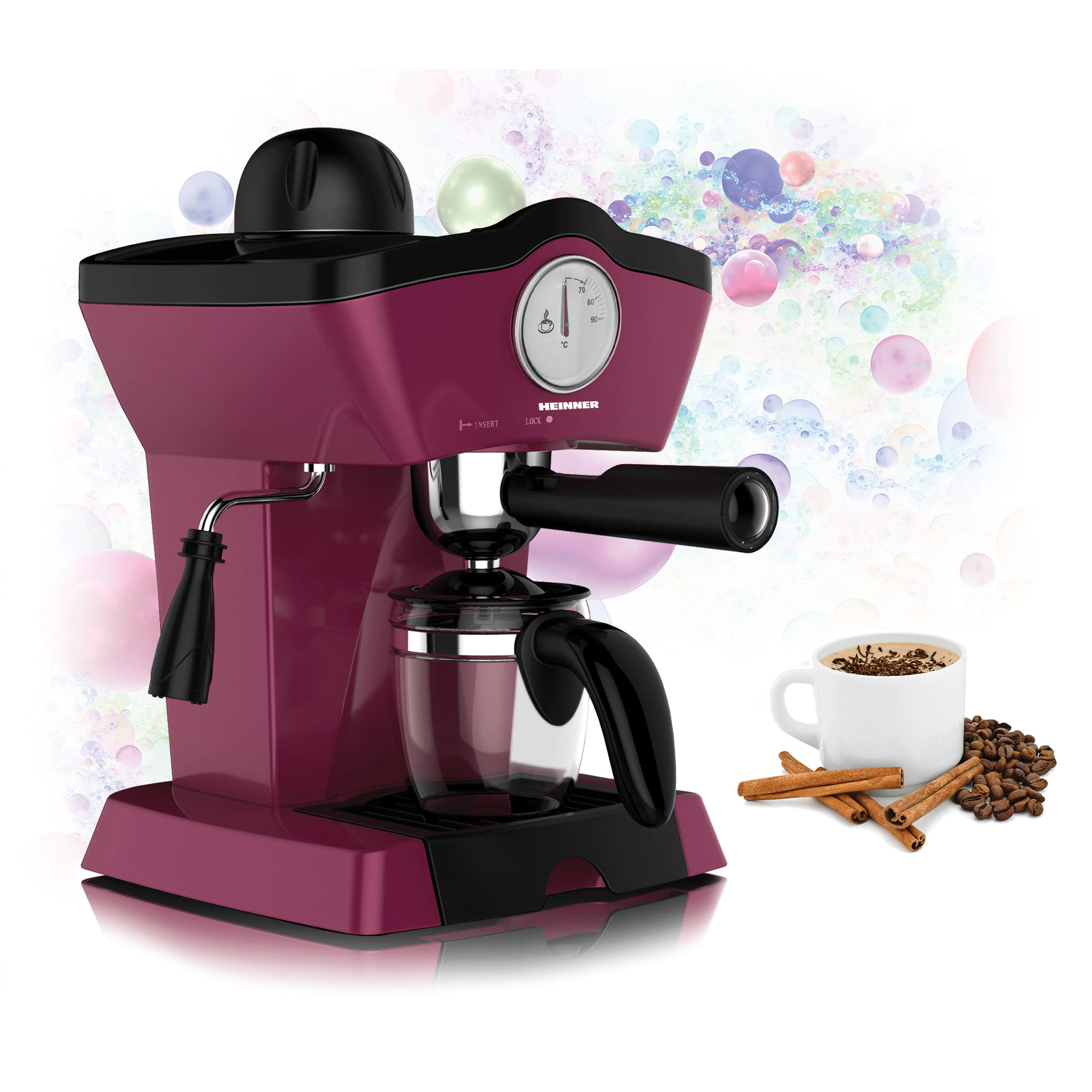 Een bordeauxrode espressomachine met een glazen kan, naast een kop koffie.