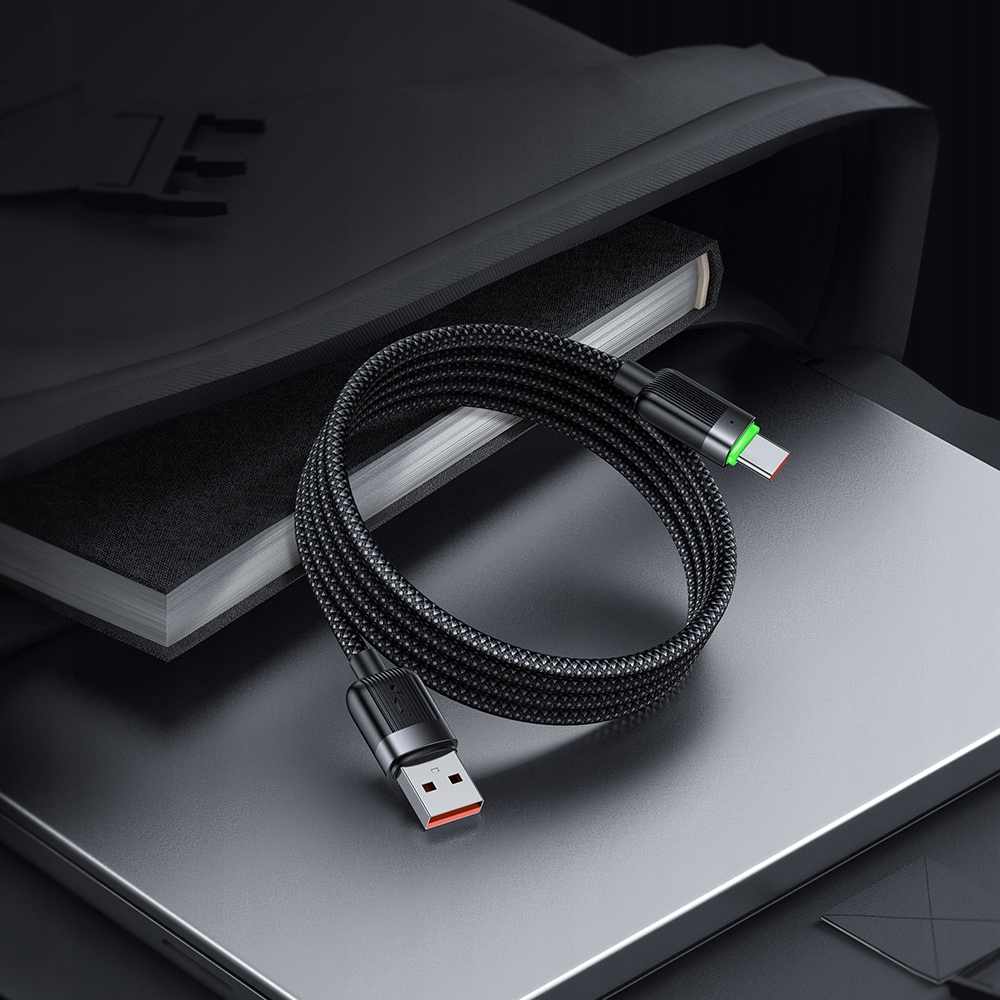 Siyah örgülü USB-C kablosu, kırmızı/yeşil vurgularla bir çantanın içinde duruyor.