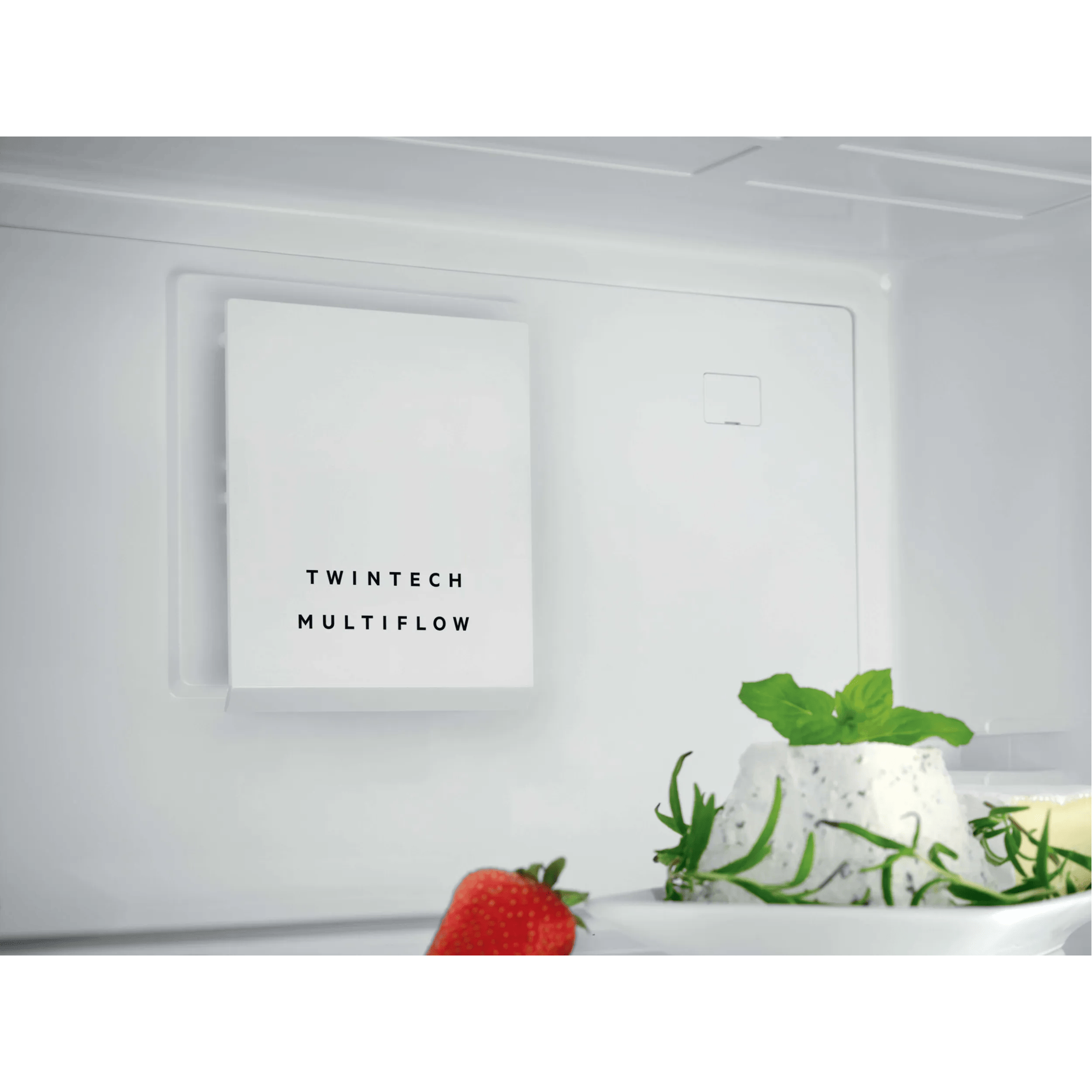 Interior blanco de frigorífico con unidad TWINTECH MULTIFLOW, fresa y queso.