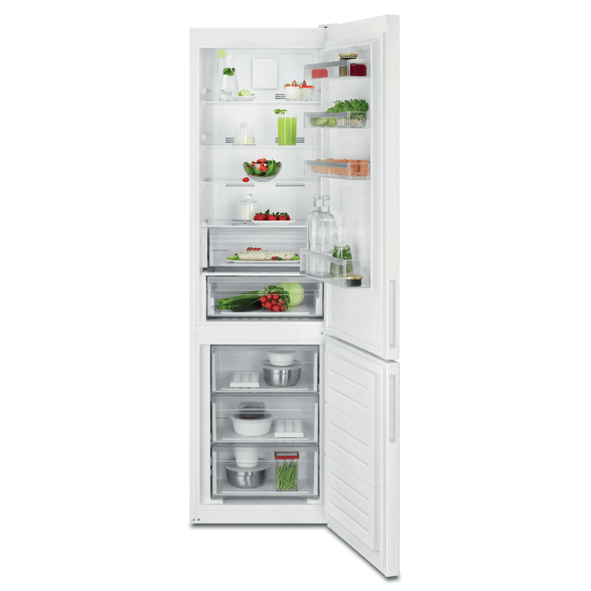 Un refrigerador blanco abierto con alimentos como frutas, verduras y huevos.