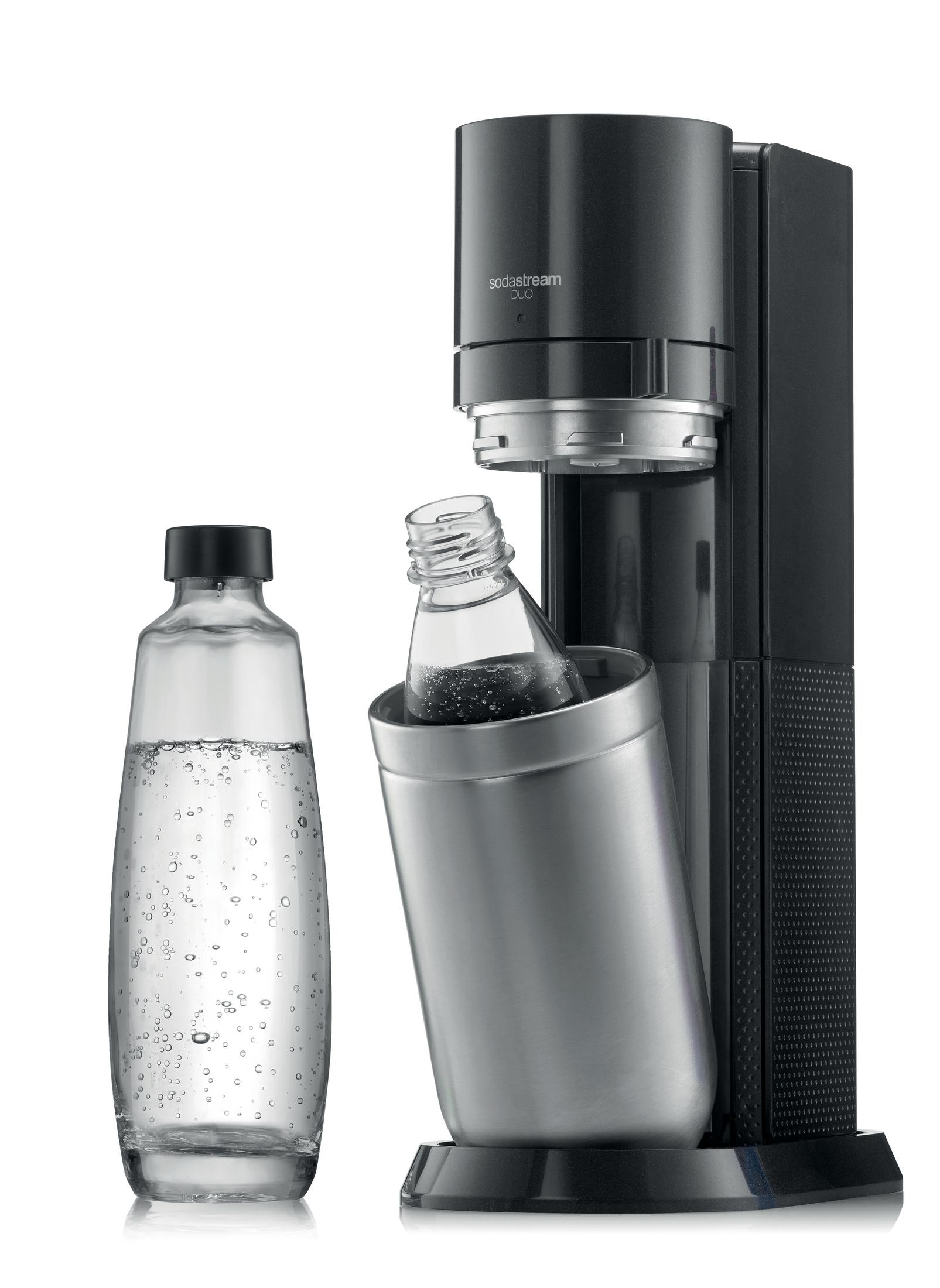 Ein schwarzer Sodastream Duo Wassersprudler mit einer gefüllten Wasserflasche daneben.