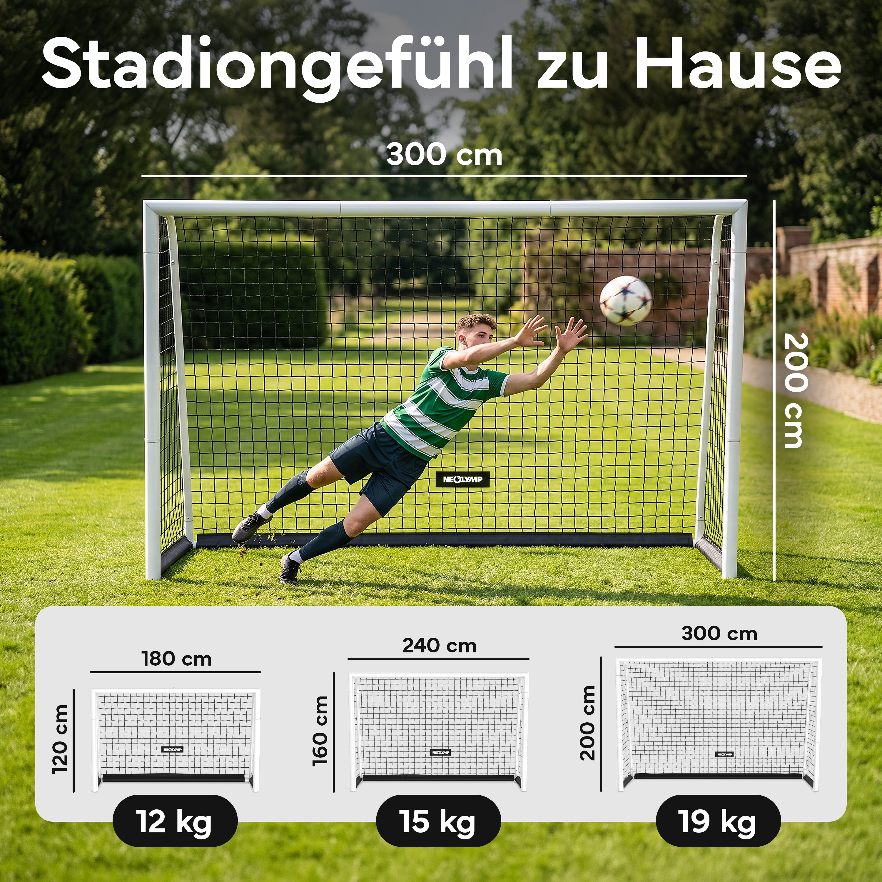 Ein Torwart springt nach einem Fußball, drei Tore in verschiedenen Größen sind abgebildet.