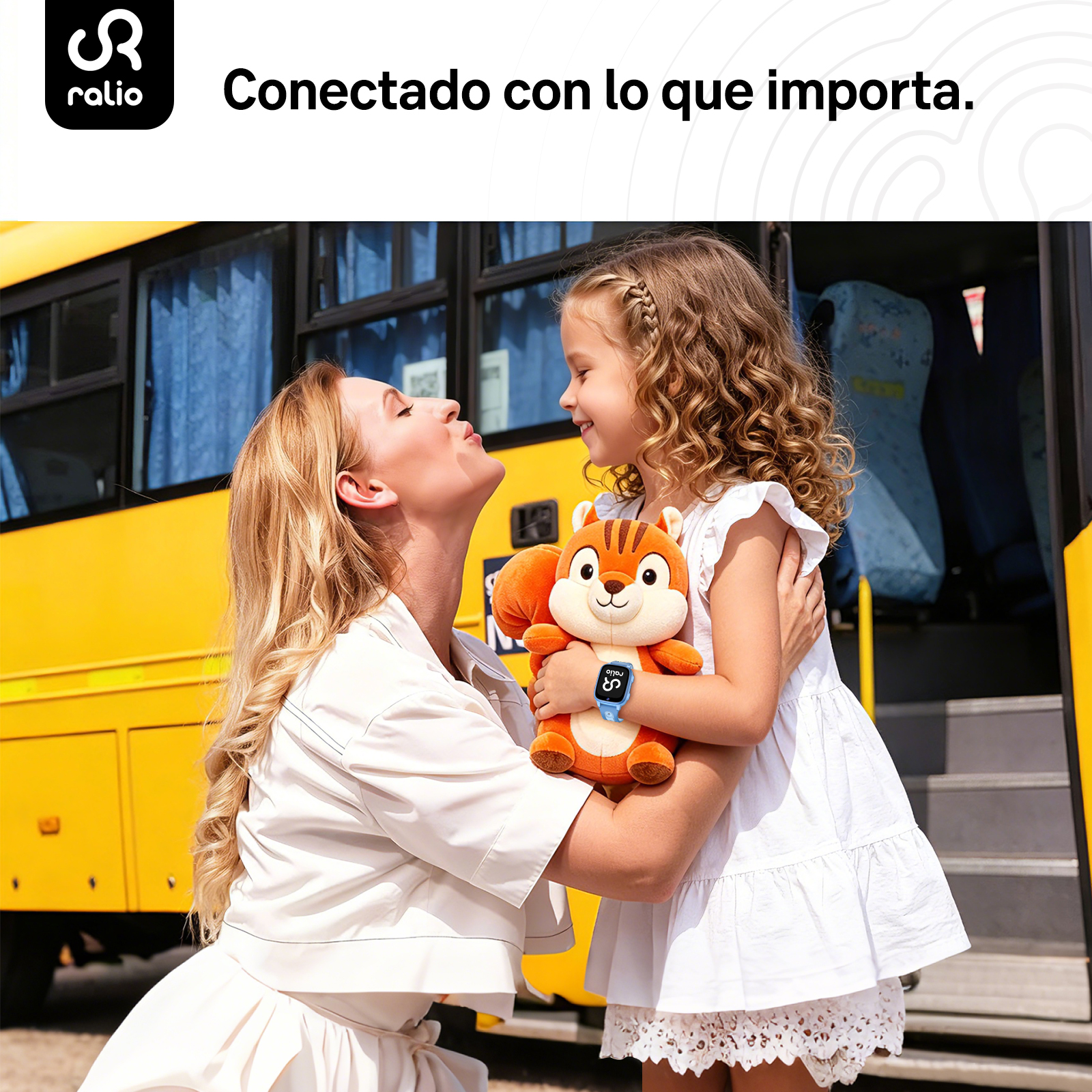 Mujer y niña abrazan un peluche de ardilla frente a un autobús escolar amarillo.