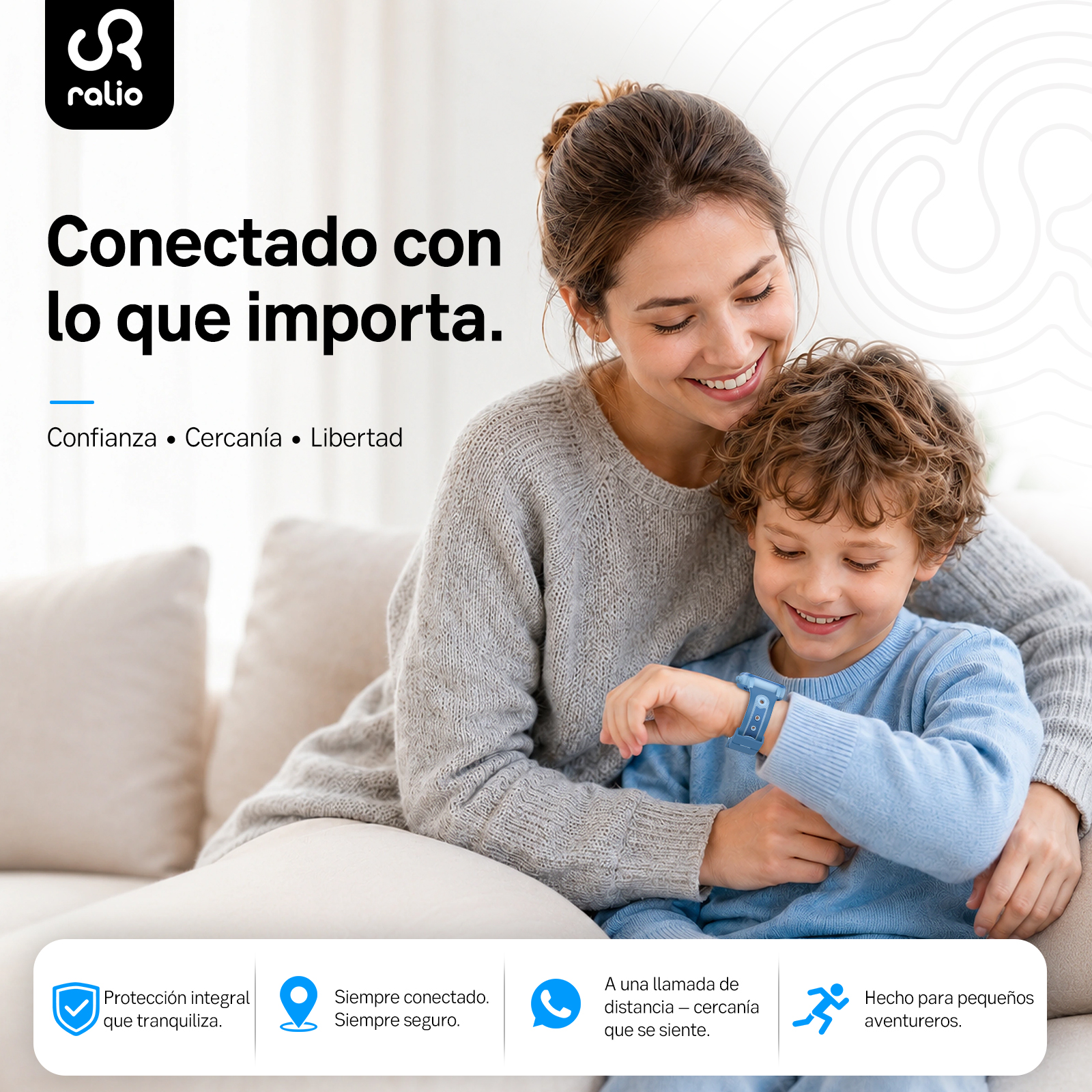 Una mujer y un niño se abrazan en un sofá. El niño lleva un reloj inteligente azul.