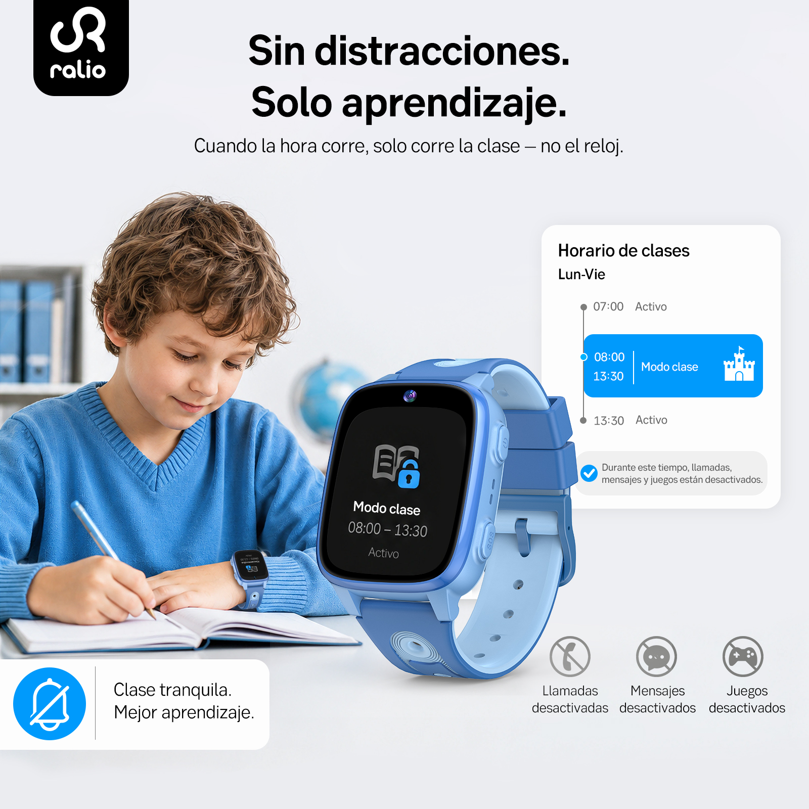 Un niño escribe en un cuaderno, junto a él un smartwatch azul que muestra el modo clase.