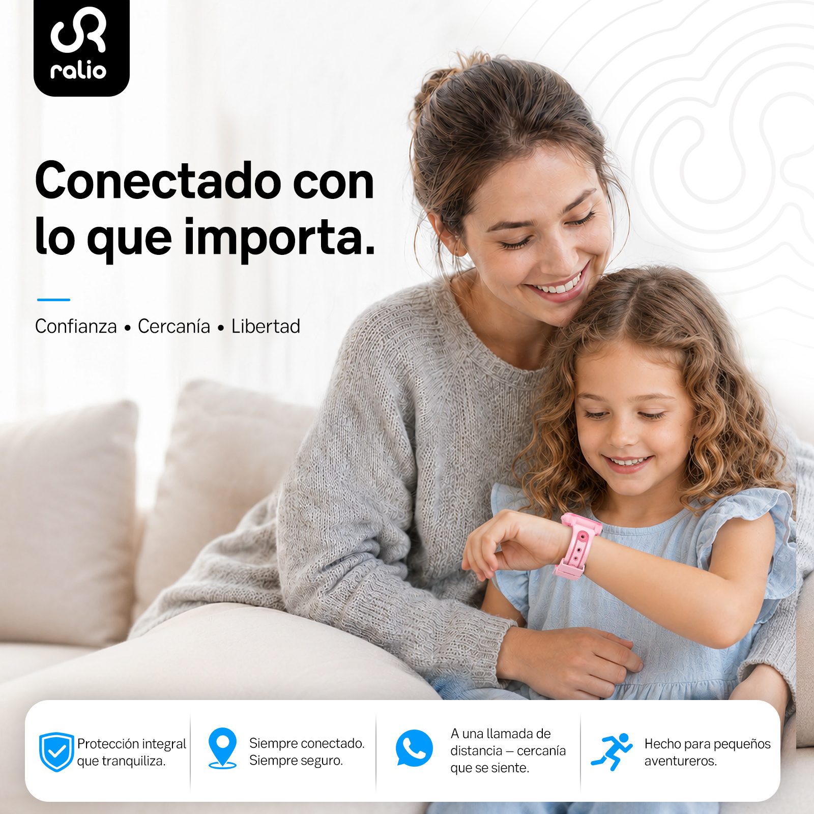 Madre e hija sonríen, la niña lleva un reloj inteligente rosa.