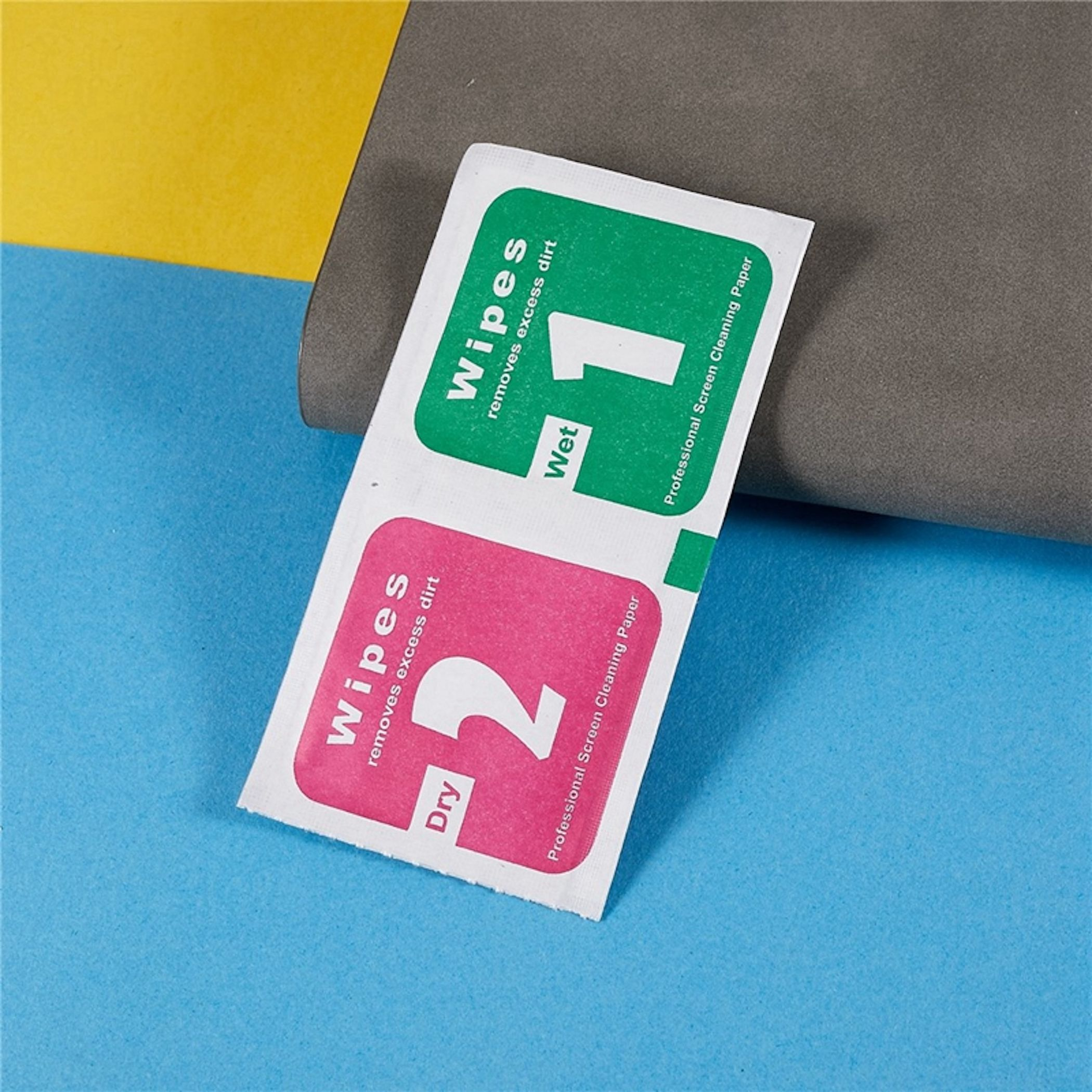 Due salviette detergenti, una umida (verde) e una asciutta (rosa).