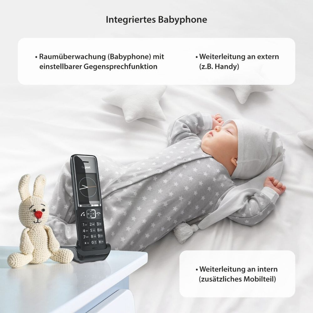 Śpiące dziecko leży na łóżku z telefonem bezprzewodowym i zabawką-królikiem.