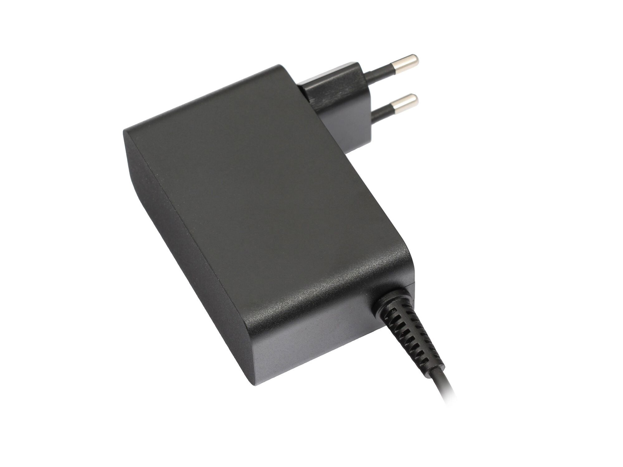 Schwarzer Netzsteckeradapter mit zwei Metallstiften und einem Kabel.