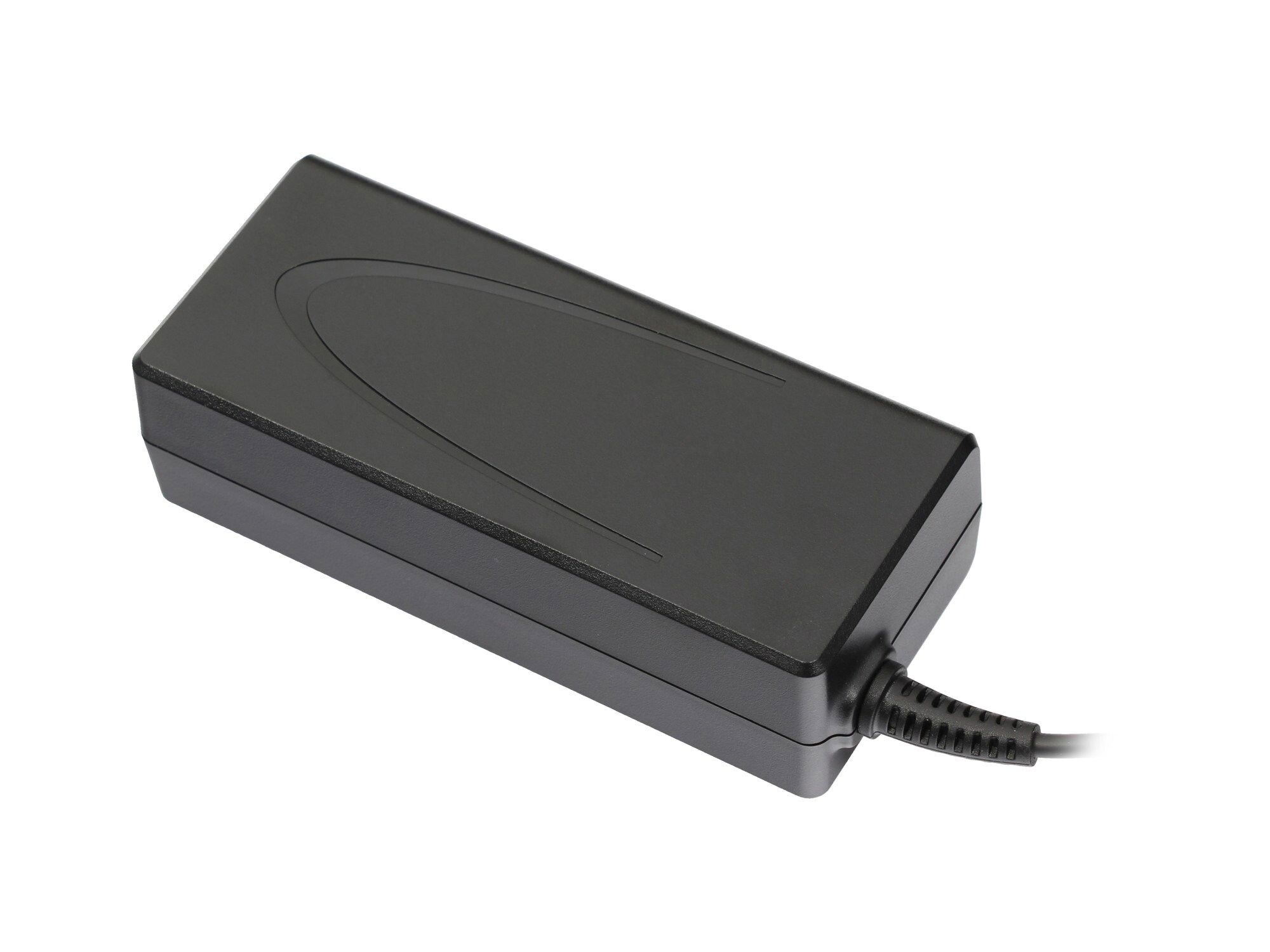 Schwarzer Netzteil-Adapter mit Kabel, auf weißem Hintergrund.