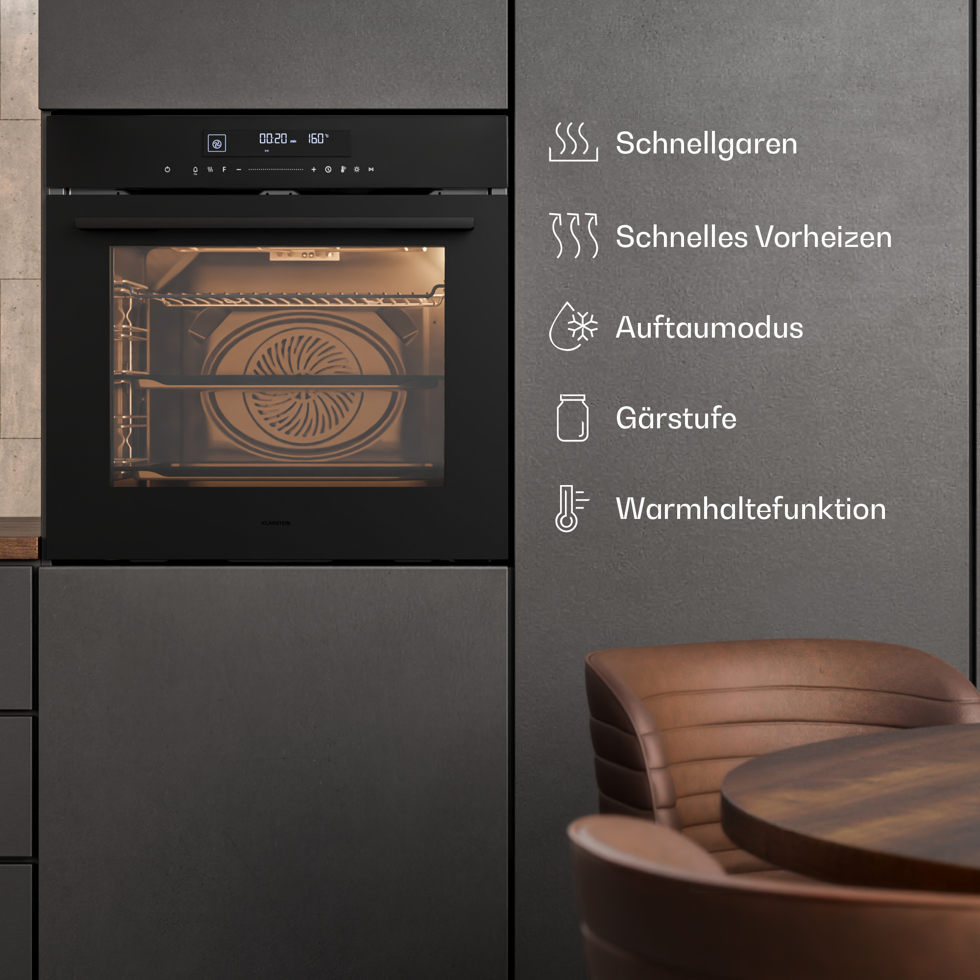 Ein schwarzer Einbaubackofen mit digitalen Bedienelementen und beleuchtetem Innenraum.