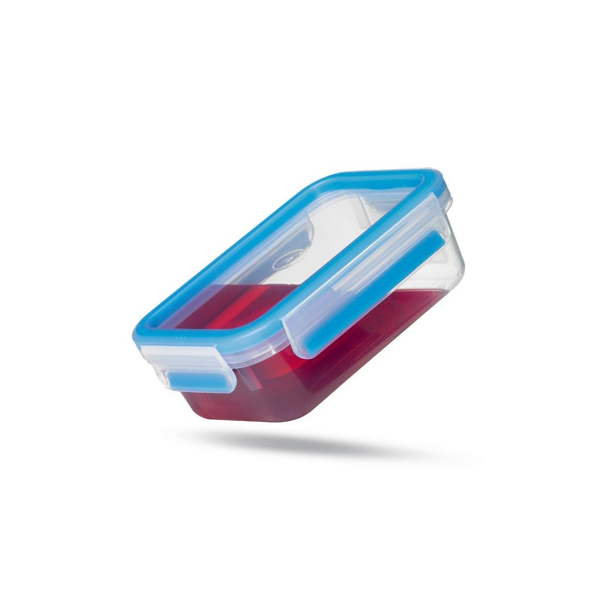 Ein rechteckiger Behälter mit blauem Deckel, gefüllt mit roter Flüssigkeit.