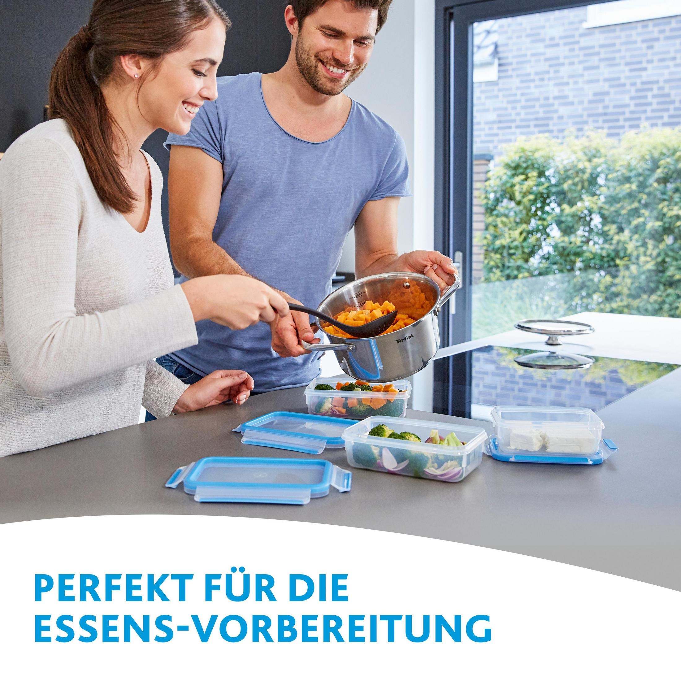 Ein Mann und eine Frau bereiten Essen in Behältern vor.