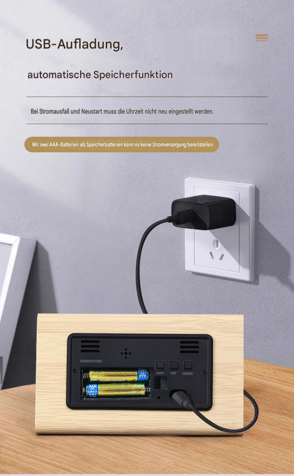 Eine Holzuhr wird per USB in eine Steckdose gesteckt. Zwei AAA-Batterien sind sichtbar.