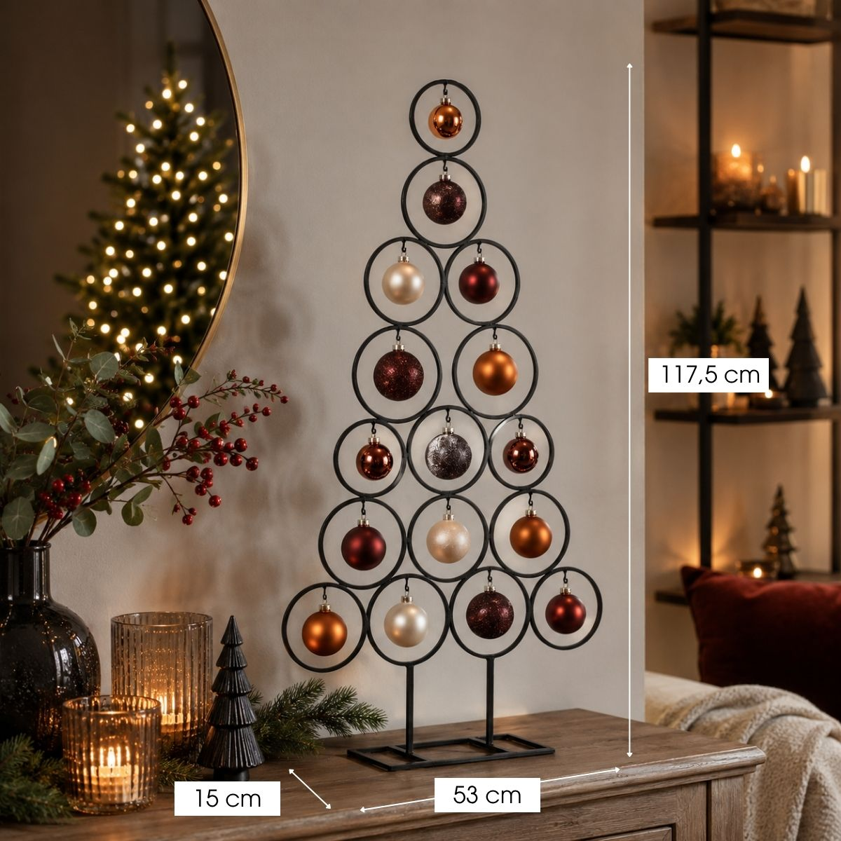 Een ronde zwarte kerstboomstandaard met ornamenten, 117,5 cm hoog.