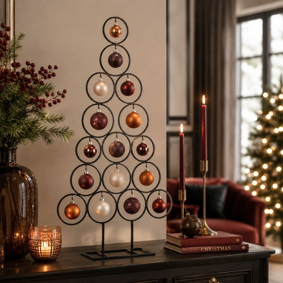 Een decoratieve kerstboomstandaard met kerstballen, kaarsen en bessen.