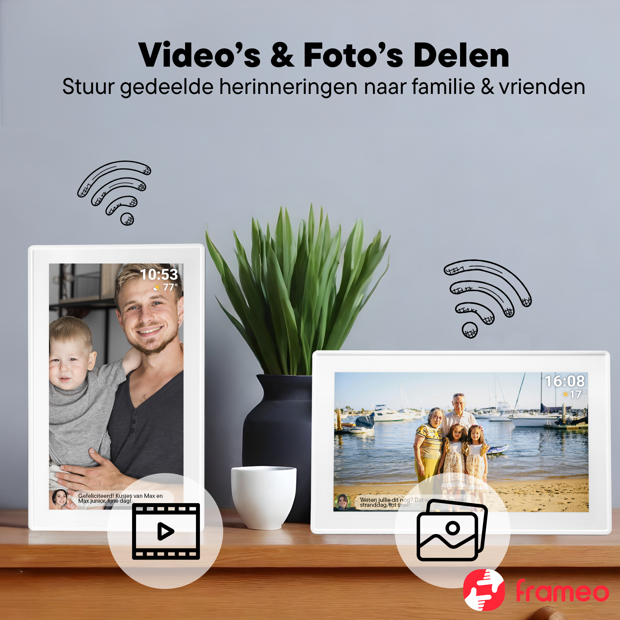 Zwei digitale Bilderrahmen zeigen Fotos. Einer zeigt Mann und Kind, der andere eine Familie am Strand.