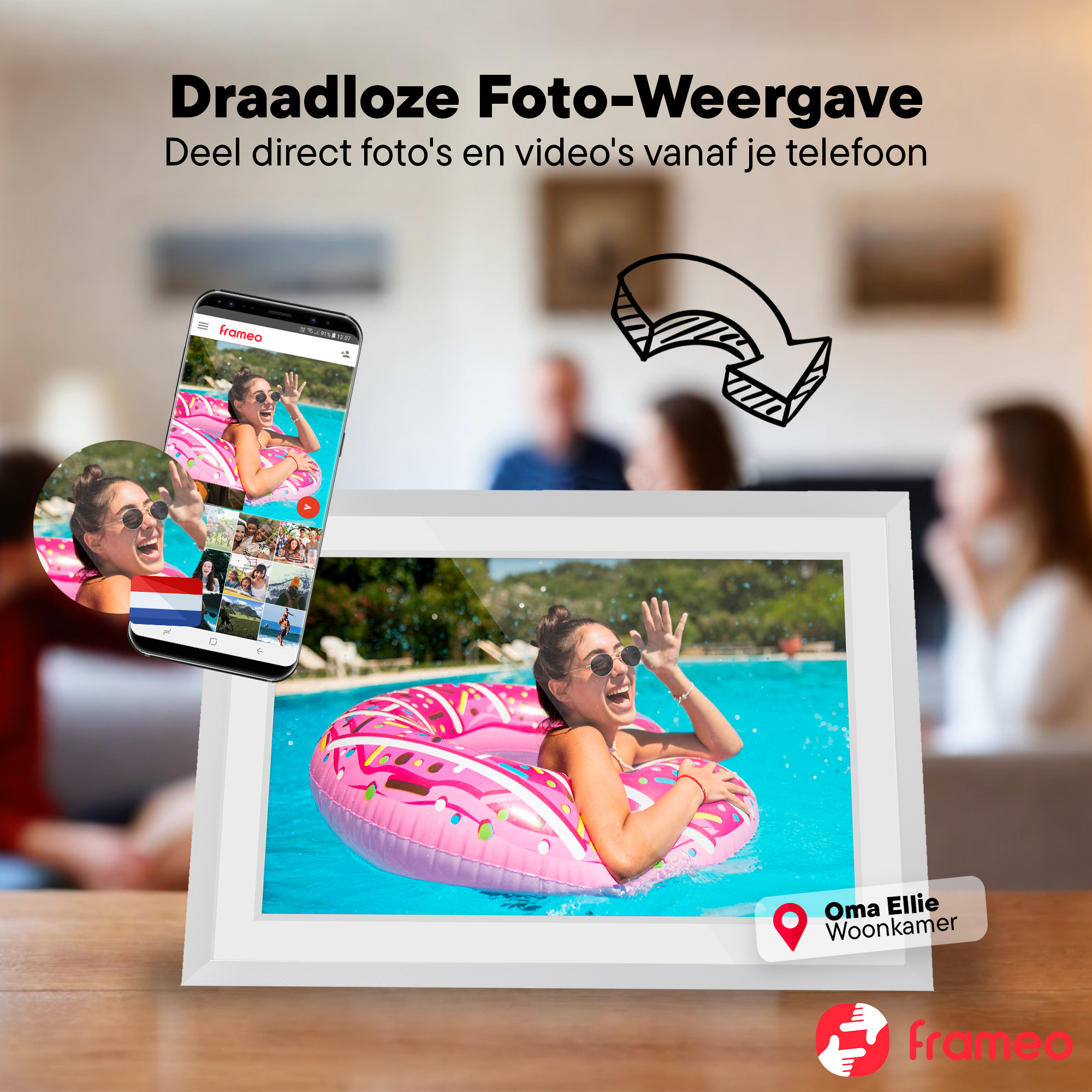 Frau im Pool mit Donut-Schwimmring, Handy zeigt Fotos, digitaler Bilderrahmen.