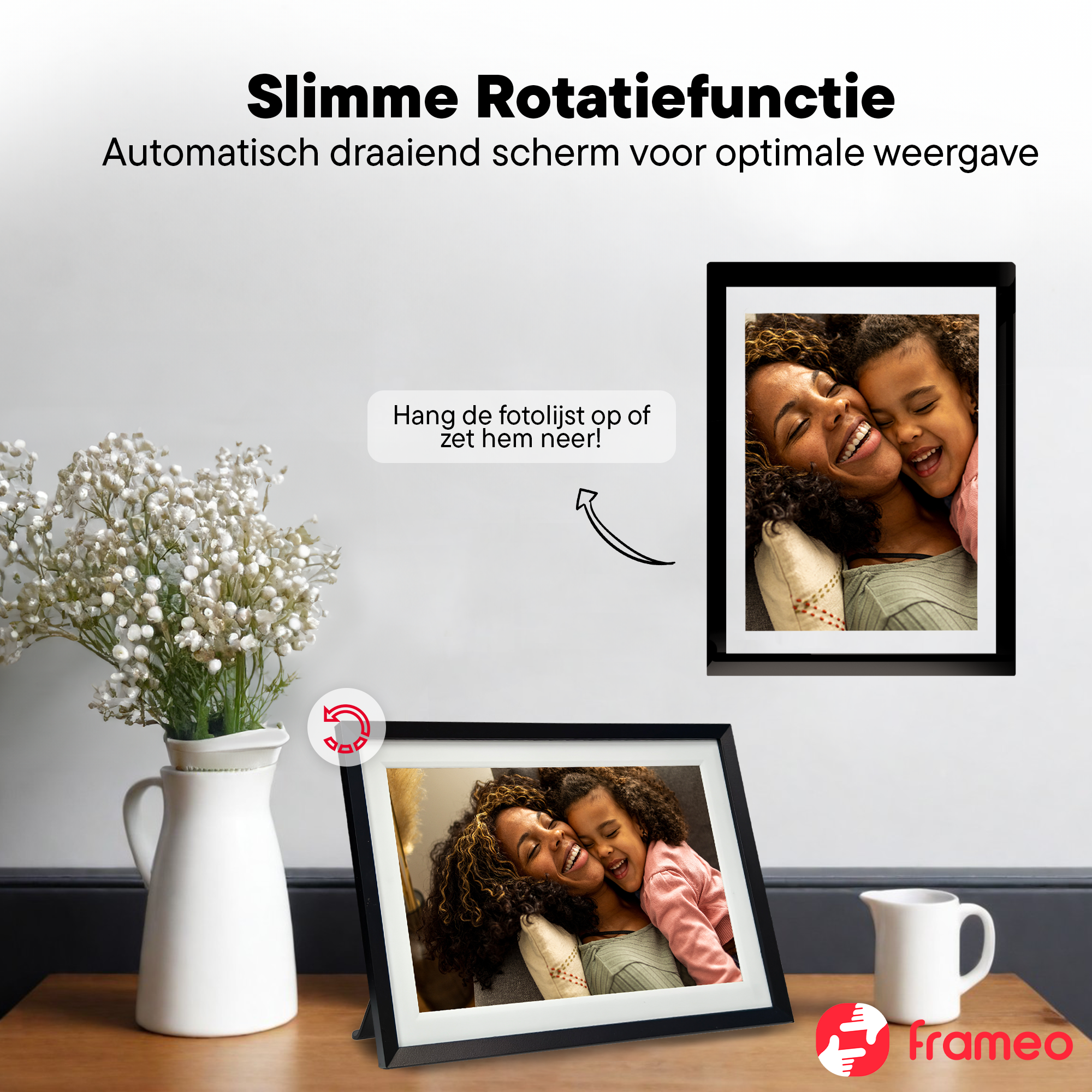 Digitale Fotorahmen zeigen eine lachende Mutter und Tochter. Ein Krug und Blumen stehen daneben.