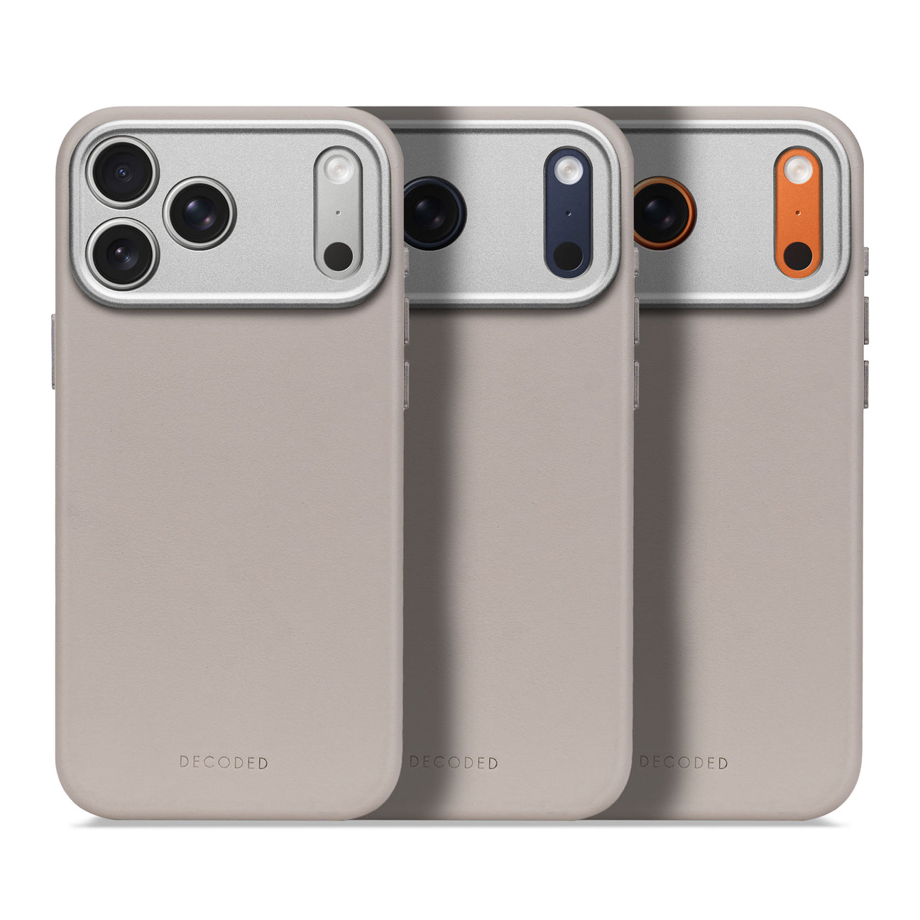 Tre custodie per telefono beige con cornici per fotocamera argentate e lenti colorate.