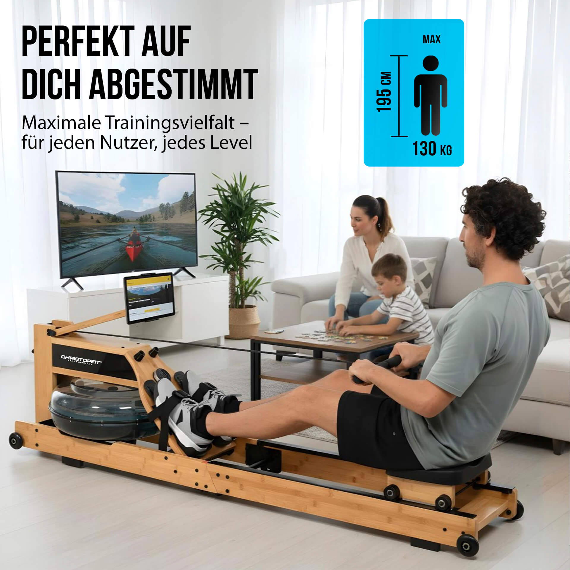Mann rudert auf einem Ergometer, Familie im Hintergrund.