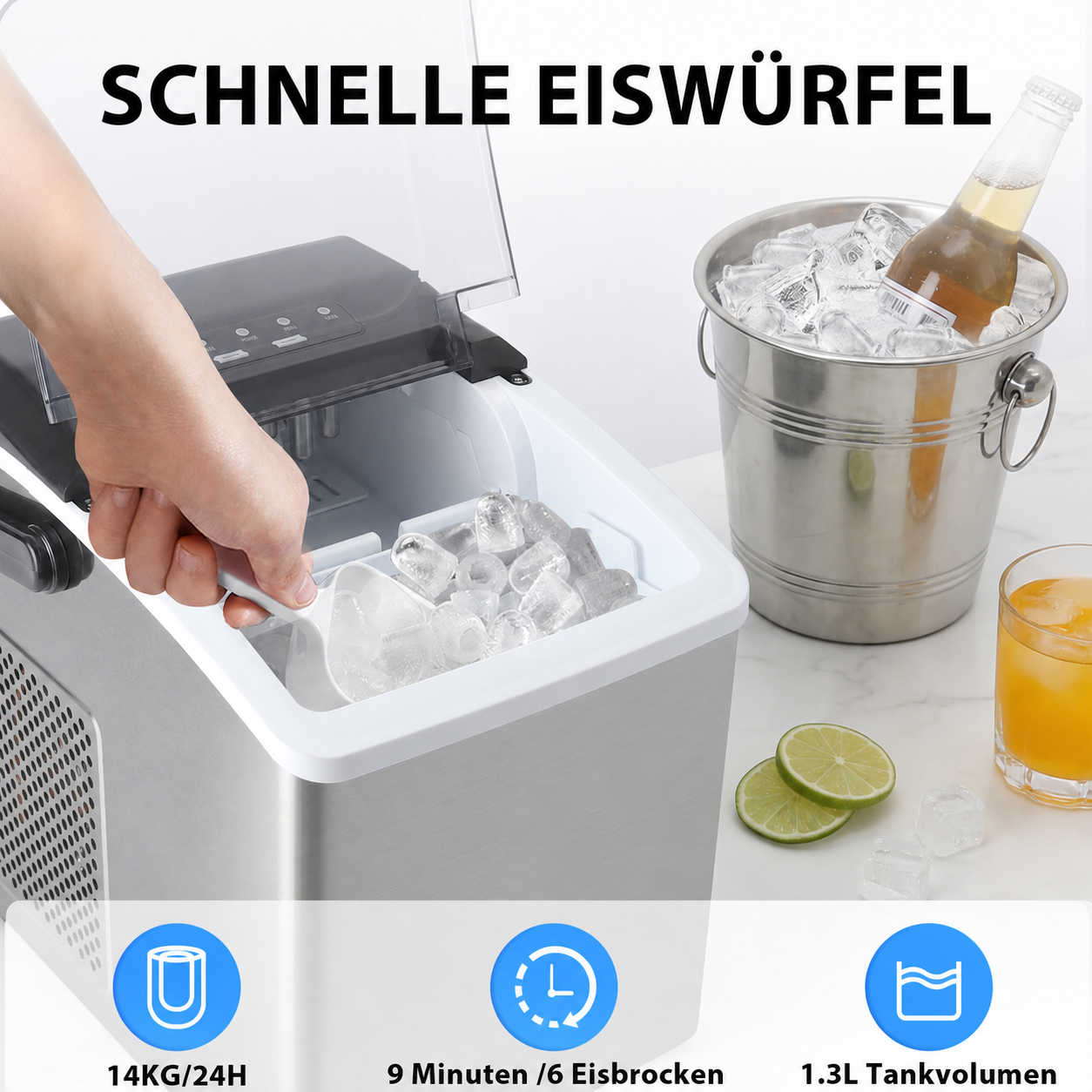 Eine Hand schaufelt Eiswürfel aus einer Eismaschine in einen Eimer mit Flaschen und Glas.
