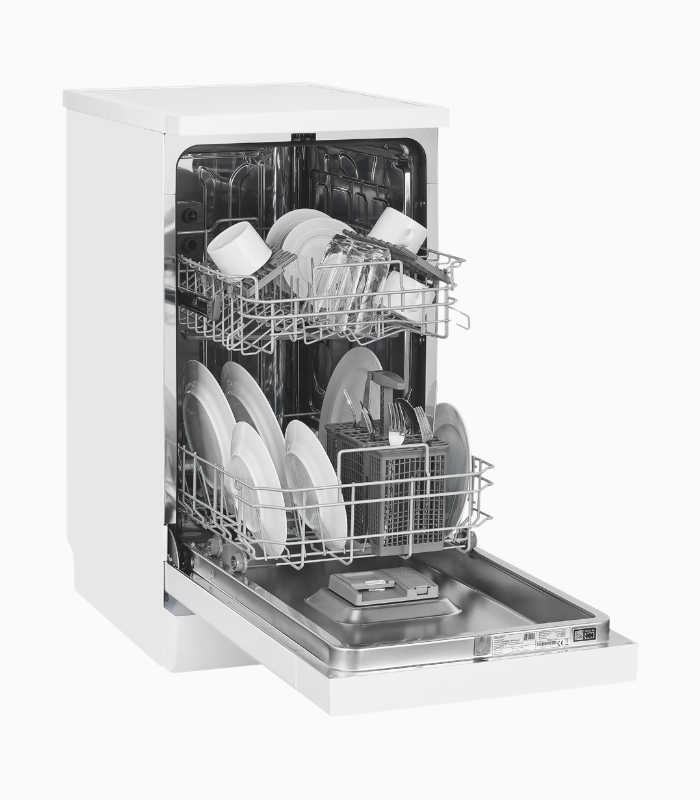 Un lavavajillas blanco con la puerta abierta, lleno de platos, tazas y cubiertos limpios.