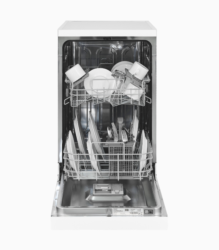 Lavavajillas abierto con dos cestas llenas de platos, tazas y cubiertos.