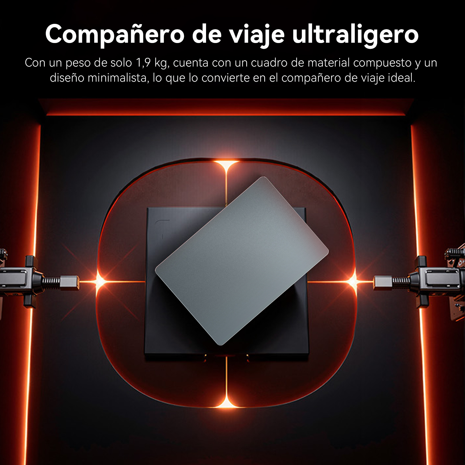 Portátil gris sobre pedestal negro, rodeado de luces naranjas.