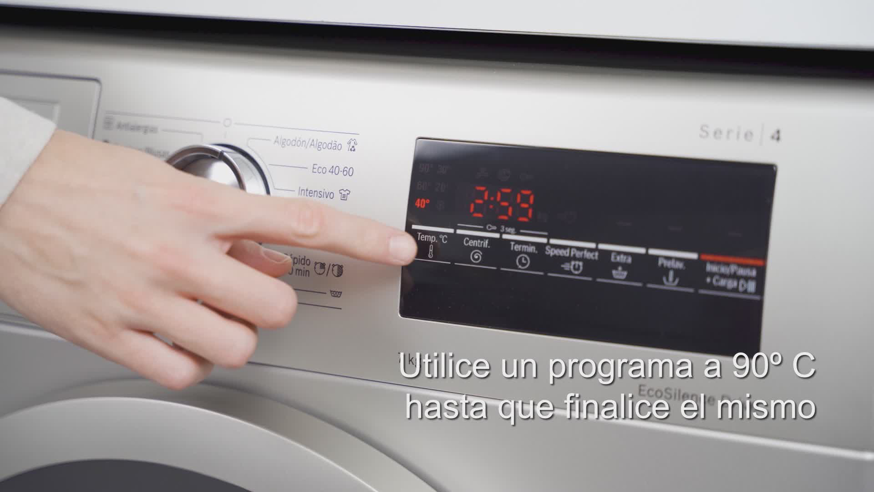 Una mano seleziona un programma di lavaggio su una lavatrice con display digitale.